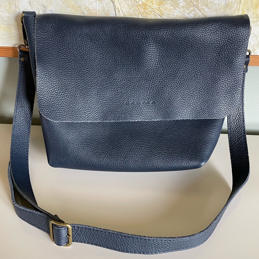 Calma crossbody navy leather purse. Handmade in Spain.